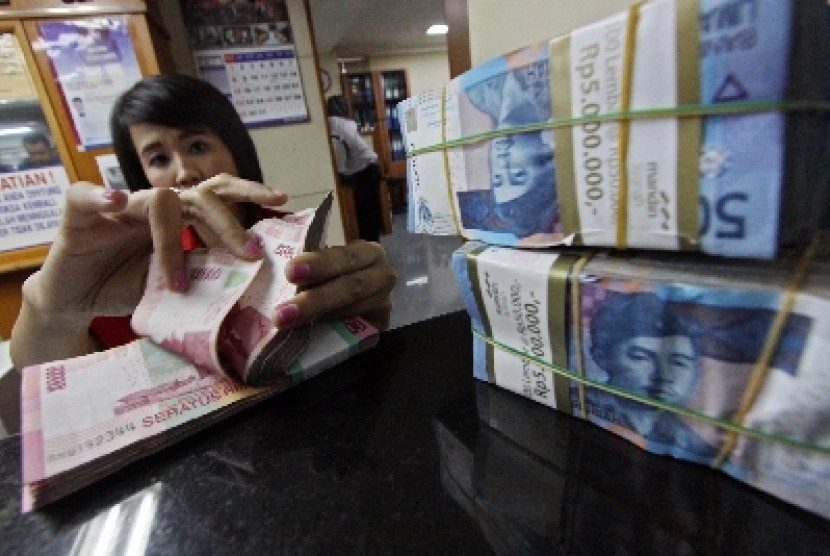 Angka inflasi yang tinggi di Indonesia membuat dana tunai terus menyusut nilainya.