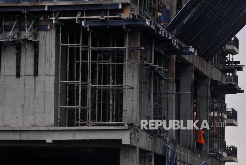 Pekerja saat menggarap pembangunan gedung di Jalan Tb Simatupang, Jagakarsa, Jakarta Selatan, Rabu (27/9)