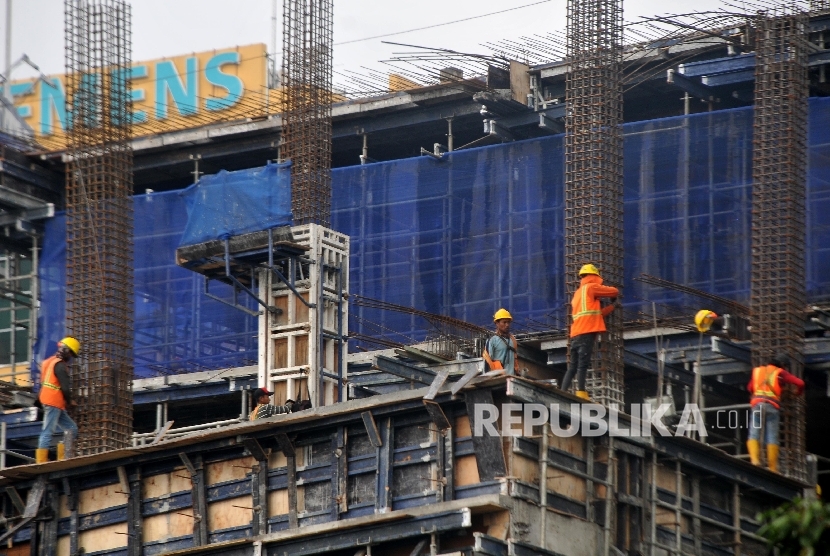 ANGKA KECELAKAAN KERJA. Pekerja saat menggarap pembangunan gedung di Jalan Tb Simatupang, Jagakarsa, Jakarta Selatan, Rabu (27/9).