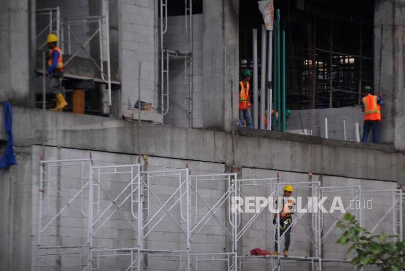 ANGKA KECELAKAAN KERJA. Pekerja saat menggarap pembangunan gedung di Jalan Tb Simatupang, Jagakarsa, Jakarta Selatan, Rabu (27/9)