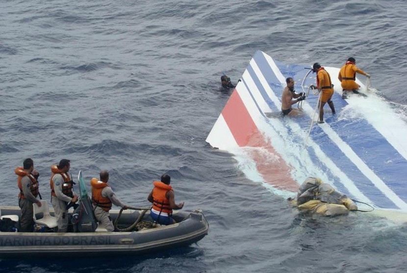 Angkatan Laut Brasil mengambil potongan tubuh pesawat Air France AF447 yang jatuh di Samudra Atlantik pada 2009 lalu.