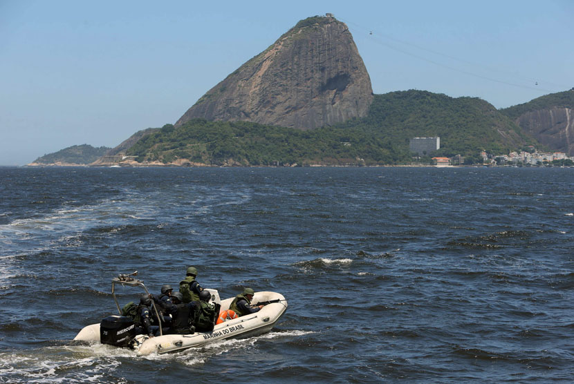 kapal Sao Luiz berlabuh di Teluk Guanabara Brasil selama lebih dari enam tahun menunggu proses hukum sebelum menabrak jembatan air terpanjang di Amerika Latin. 