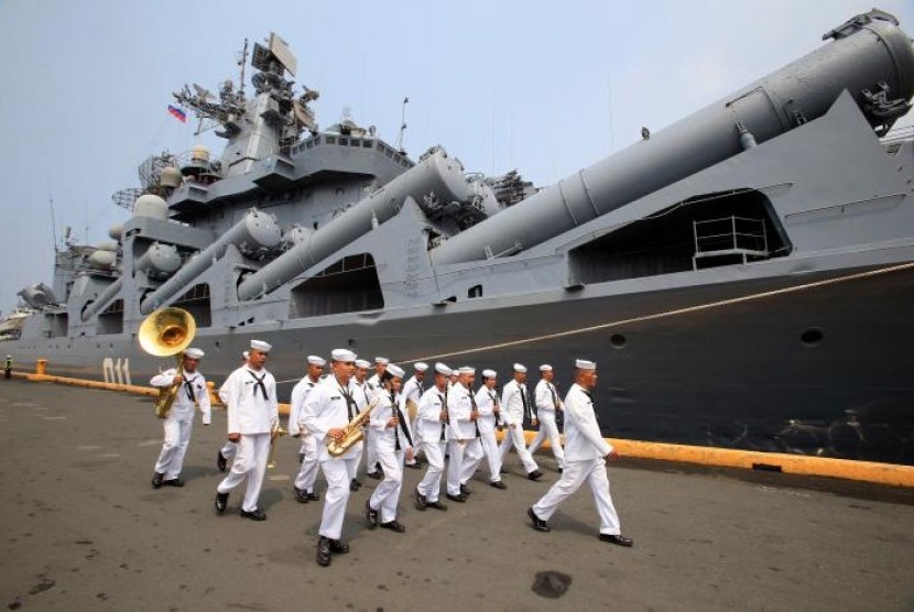 Angkatan Laut Filipina berada di depan kapal penjelajah berpeluru kendali Varyag milik Angkatan Laut Rusia saat merapat di Pier 15, South Harbor, Metro Manila, Filipina, 20 April 2017.
