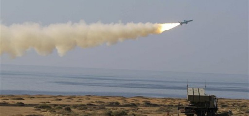 Angkatan Laut Iran menggelar latihan perang dengan meluncurkan rudal Ghader di pantai laut Oman pada Senin (2/1).