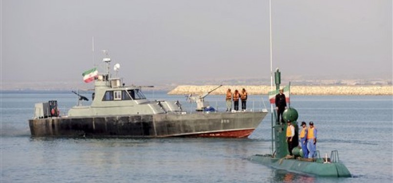 Angkatan Laut Iran saat latihan militer di Velayat-90, di Laut Oman.
