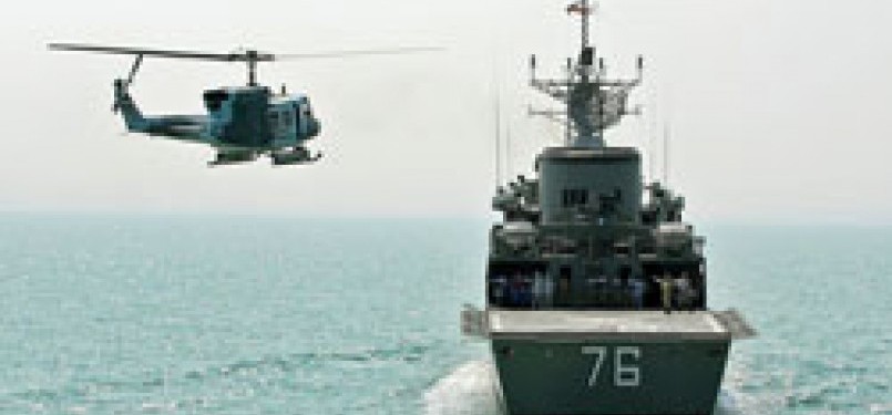 Angkatan Laut Iran yang sedang berlatih didekati helikopter asing, ilustrasi