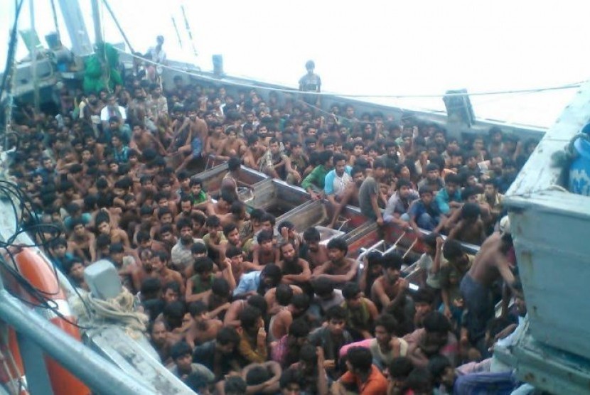 Angkatan Laut Myanmar temukan 727 pendatang dalam sebuah kapal.