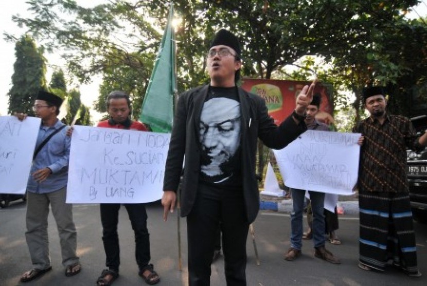Angkatan Muda Nahdlatul Ulama (AMNU) menggelar aksi unjukrasa di Jombang, Jawa Timur, Rabu (5/8). AMNU meminta Muktamar ke-33 NU bebas dari politik uang serta intervensi partai politik.