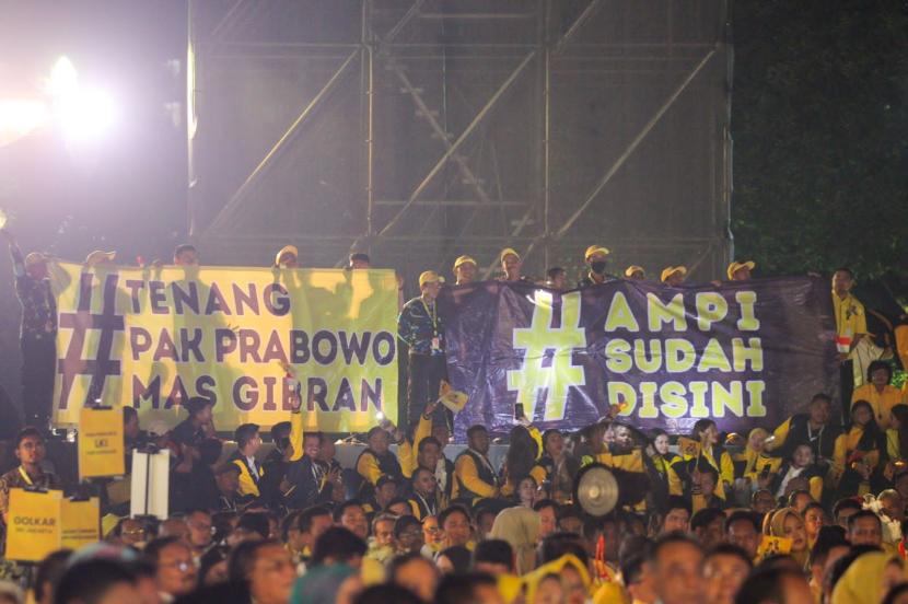 Angkatan Muda Pembaharuan Indonesia (AMPI) Partai Golkar membentangkan spanduk dukungan untuk pasangan calon Prabowo Subianto-Gibran Rakabuming Raka di puncak acara Hari Ulang Tahun (HUT) ke-59 Partai Golkar, Senin (6/11/2023).