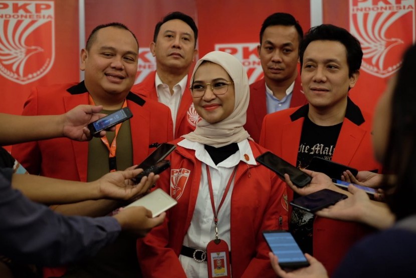 Angkie Yudistia (tengah) dan Ketua Umum PKPI Diaz Hendropriyono (kanan) serta sejumlah pengurus partai di Jakarta, Jumat (13/12).