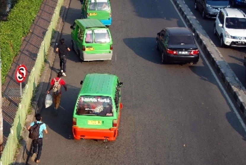 Sebanyak 70 angkutan kota (angkot) tak laik jalan terkena razia Dinas Perhubungan Kota Bekasi, Jawa Barat.