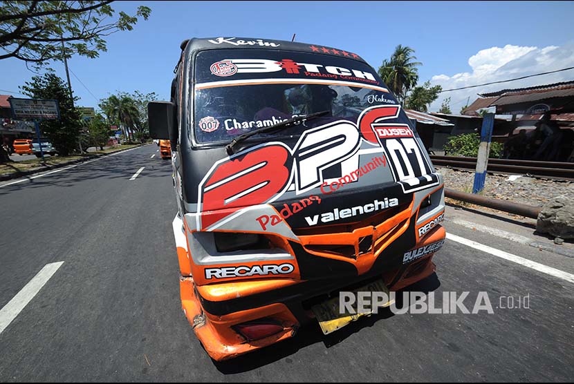 Angkot di Kota Padang dengan ornamen dan stiker ala mobil balap