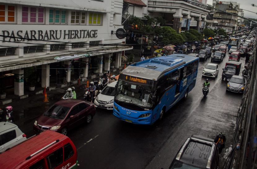 Angkutan bus melintas di kawasan Pasar Baru, Bandung, Jawa Barat, Kamis (2/6/2022). Kementerian Perhubungan (Kemenhub) berencana melakukan pembangunan infrastruktur angkutan bus di Bandung dan Medan yang akan dibuat seperti Transjakarta guna memaksimalkan penggunaan transportasi publik.