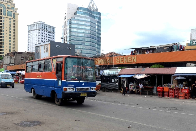  Angkutan bus Metro Mini menunggu penumpang di Terminal Senen, Jakarta Pusat, Selasa (22/12).  (Republika/Wihdan)
