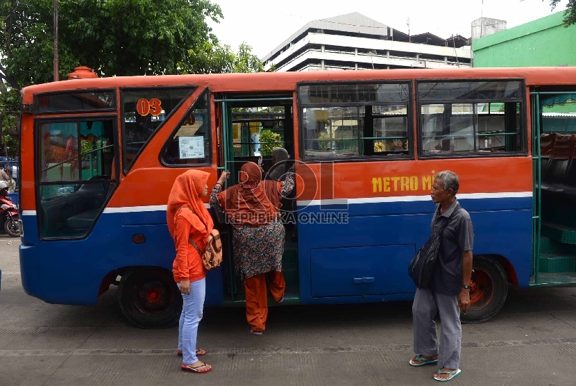  Angkutan bus Metro Mini menunggu penumpang di Terminal Senen, Jakarta Pusat, Selasa (22/12).  (Republika/Wihdan)