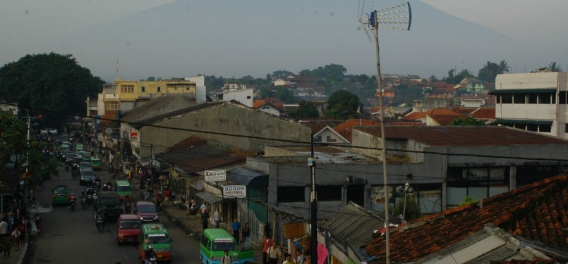 Angkutan kota alias Angkot di Bogor.