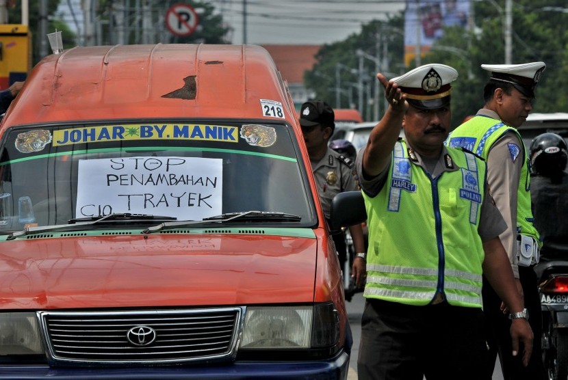Angkutan kota di Semarang.