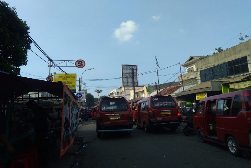 Angkutan kota yang berhenti di depan Stasiun Bekasi dinilai Retizen membuat macet