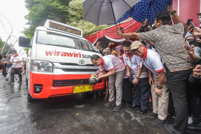 Angkutan pengumpan Wirawiri Suroboyo saat diresmikan operasionalnya oleh Wali Kota Eri Cahyadi.
