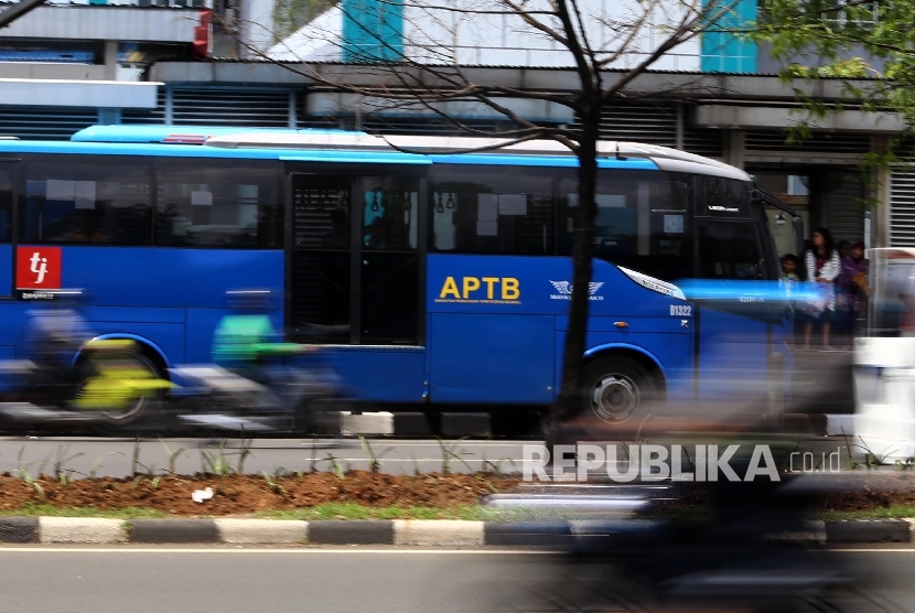   Angkutan Perbatasan Terintegrasi Busway (APTB) melintas di Halte BNN, Jakarta, Senin (7/3). 