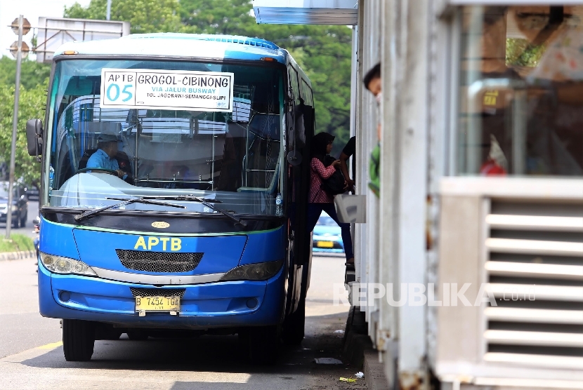 Angkutan Perbatasan Terintegrasi Busway (APTB) melintas di Halte BNN, Jakarta, Senin (7/3). 
