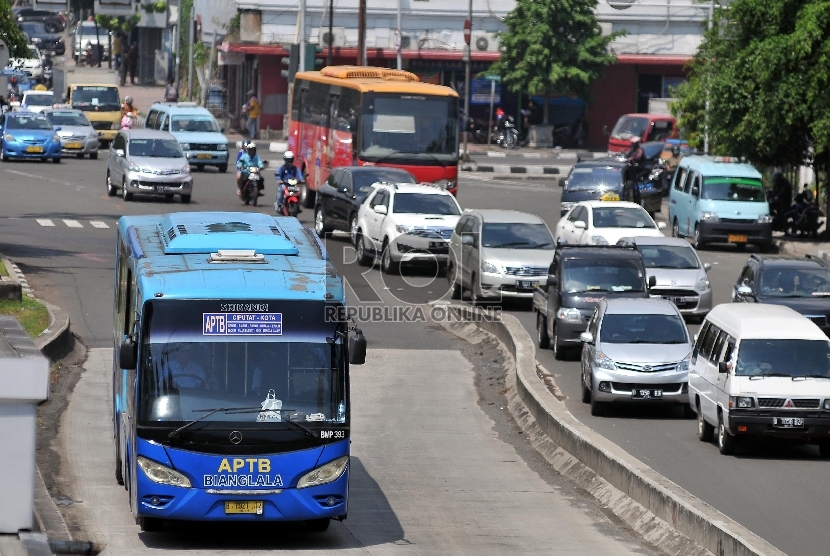 Angkutan Perbatasan Terintegrasi Busway (APTB) yang melayani ture CIputat-Kota melaju di Jalur Busway kawasan Harmoni, Jakarta Pusat, Selasa (5/5). (Republika/Rakhmawaty La'lang)