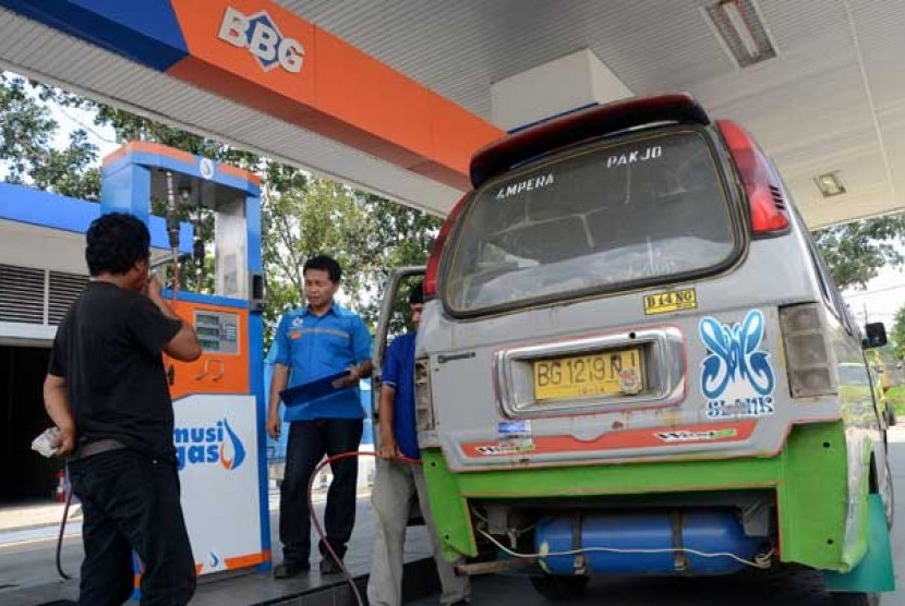  Angkutan perkotaan (angkot) yang telah menggunakan bahan bakar gas di Stasiun Pengisian Bahan Bakar Gas (SPBBG) Demang Lebar Daun, Palembang, Sumatera Selatan.