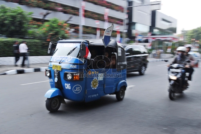  Angkutan umum Bajaj melintas saat mengangkut penumpang di Jalan Medan Merdeka Utara, Jakarta Pusat, Selasa (18/8).