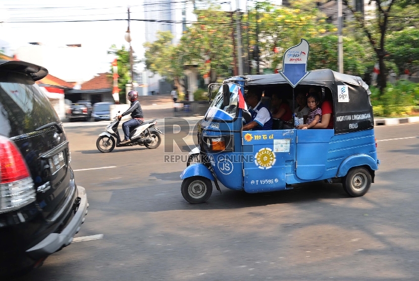 Angkutan umum Bajaj melintas saat mengangkut penumpang di Jalan Kebon Sirih, Jakarta Pusat, Selasa (18/8).