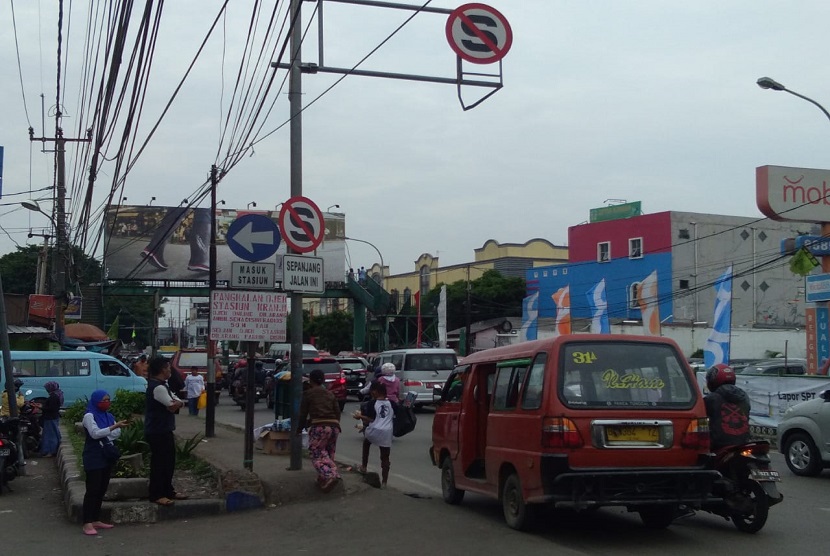 Angkutan umum dan ojek online di depan Stasiun Kranji timbulkan kemacetan