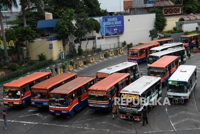 Angkutan umum di Terminal Blok M, Jakarta Selatan, Kamis (31/3). 