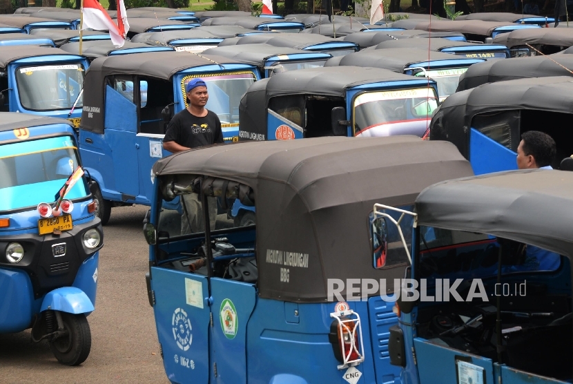 Angkutan umum diparkir di halaman Monas saat ribuan sopi melakukan aksi di depan Balai Kota DKI Jakarta, Senin (14/3).  (Republika/Yasin Habibi)