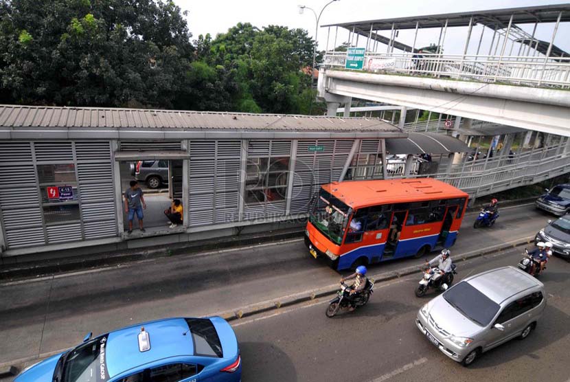  Angkutan umum melintas di jalur Transjakarta (Busway) di Kawasan Manggarai, Jakarta, Selasa (24/6).