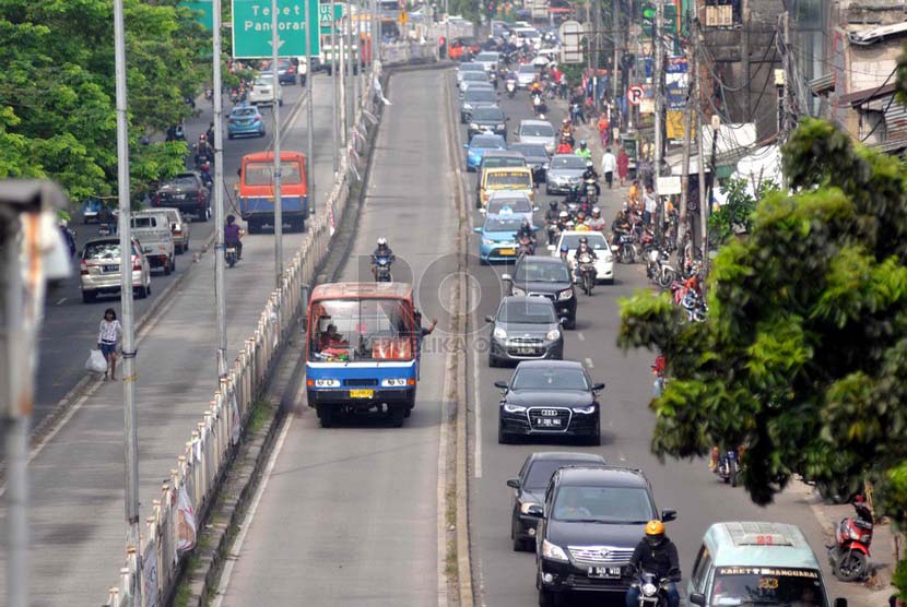  Angkutan umum melintas di jalur Transjakarta (Busway) di Kawasan Manggarai, Jakarta, Selasa (24/6).