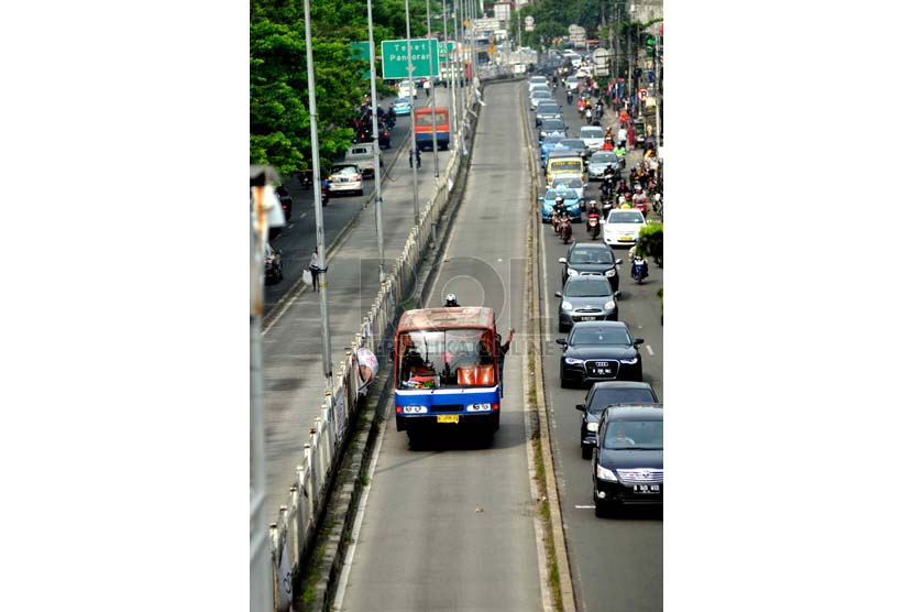  Angkutan umum melintas di jalur Transjakarta (Busway) di Kawasan Manggarai, Jakarta, Selasa (24/6).