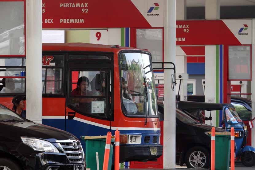  Angkutan umum metromini melakukan pengisian bahan bakar di salah-satu SPBU, Jakarta, Jumat (8/8). 