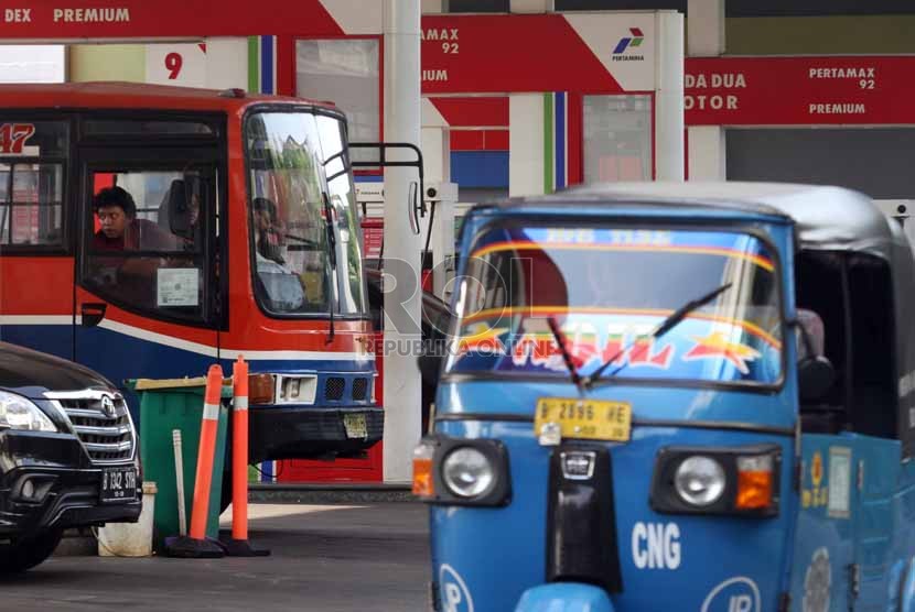 Angkutan umum metromini melakukan pengisian bahan bakar di salah-satu SPBU, Jakarta, Jumat (8/8). 