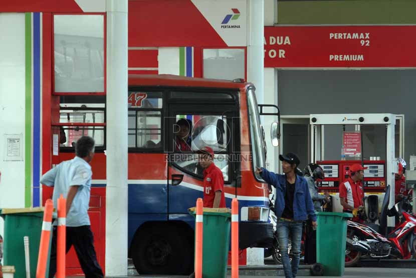 Angkutan umum metromini melakukan pengisian bahan bakar di salah-satu SPBU, Jakarta, ilustrasi. 