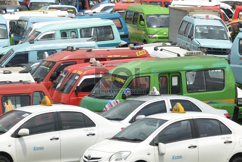 Angkutan umum yang terkena razia gabungan kepolisian dan Dinas Perhubungan dikandangkan di pul Rawa Buaya, Cengkareng, Jakarta Barat. (Republika/Yasin Habibi)