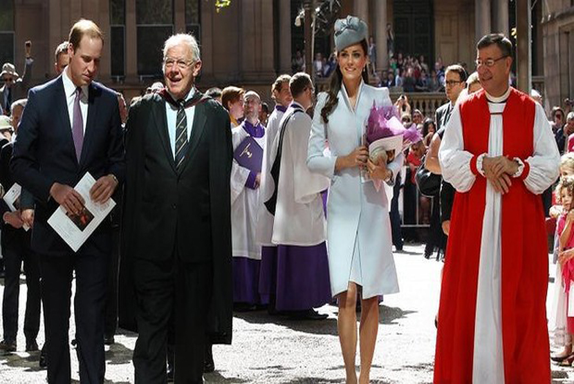 Anglican Dean, Philip Jensen, berbaju hitam (kedua dari kiri) menyambut kedatangan Pangeran William dan Kate Middleton