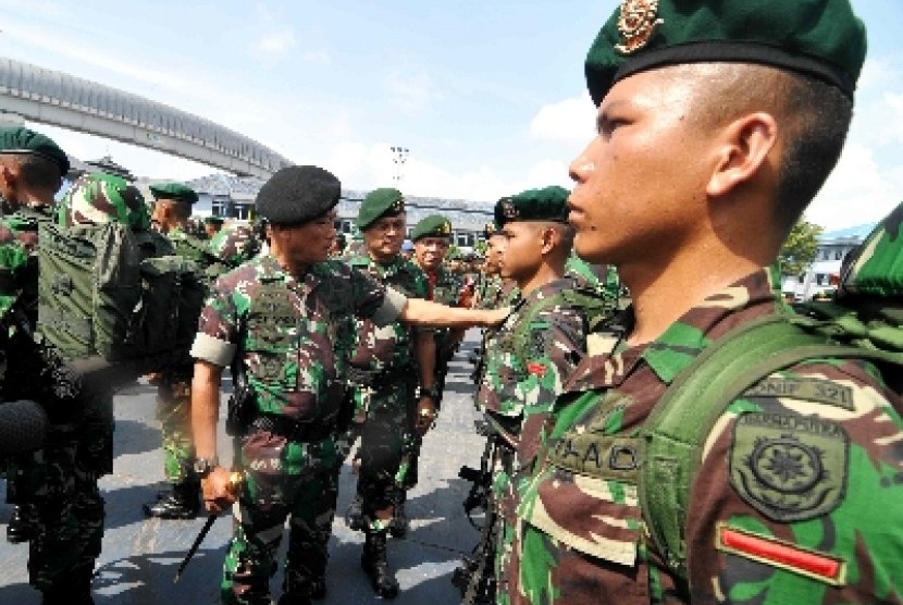 anglima TNI Jendral TNI Moeldoko memeriksa kesiapan prajurit TNI saat Apel Kesiapan pasukan latihan gabungan 2014 di Lapangan Kolinlanmil Tanjung Priok, Ahad (25/5).