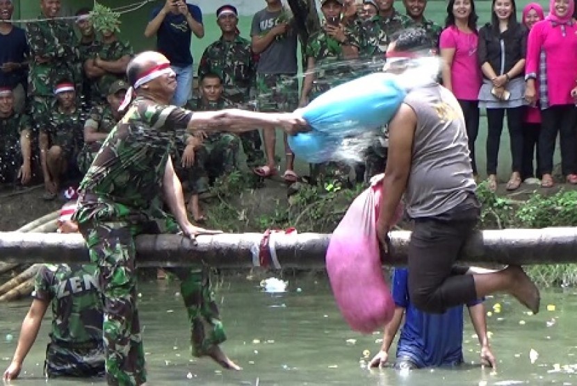 Angota Batalyon Zipur I/Dhira Dharma dan personel Polsek Helvetia, Medan menggelar lomba pukul guling memeriahkan suasana HUR RI ke-72, Kamis (17/8)