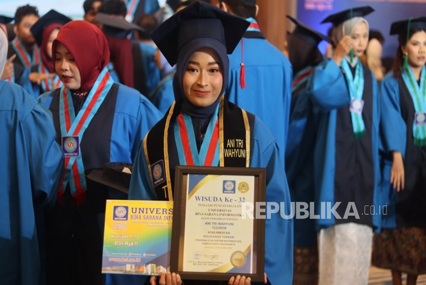 Ani tak Berlari, tapi Sampai ke Panggung Wisuda Paling Tepat Waktu
