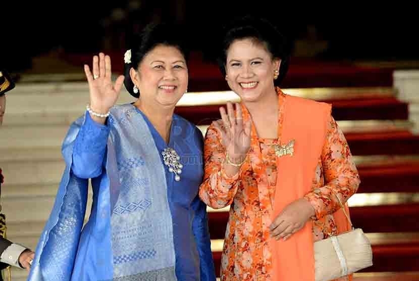 Ani Yudhoyono bersama Iriana Widodo menghadiri pelantikan Presiden ke-7 RI Joko Widodo di Gedung Nusantara, Komplek Parlemen Senayan, Jakarta, Senin (20/10).