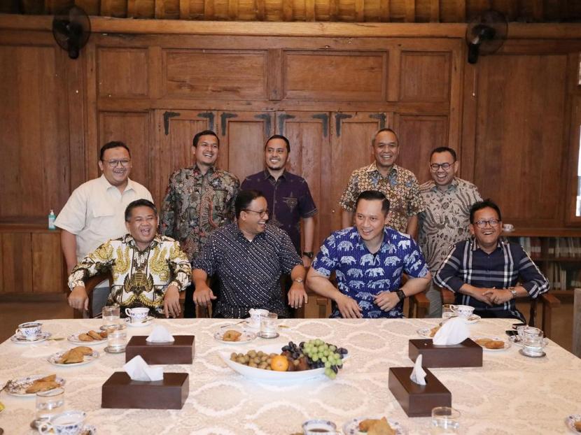 Anies Baswedan bersama Ketua Umum Partai Demokrat, Agus Harimurti Yudhoyono (AHY) di sela pertemuan tim kecil Partai Nasdem, PKS, dan Partai Demokrat di kediaman Anies, Jakarta, Selasa (25/10). (Instagram Agus Harimurti Yudhoyono)