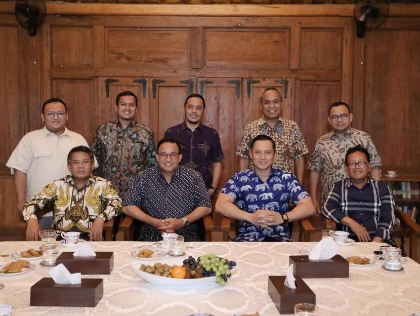 Anies Baswedan bersama Ketua Umum Partai Demokrat, Agus Harimurti Yudhoyono (AHY) di sela pertemuan tim kecil Partai Nasdem, PKS, dan Partai Demokrat di kediaman Anies, Jakarta. Deklarasi koalisi Nasdem-Demokrat-PKS masih menunggu mekanisme partai.