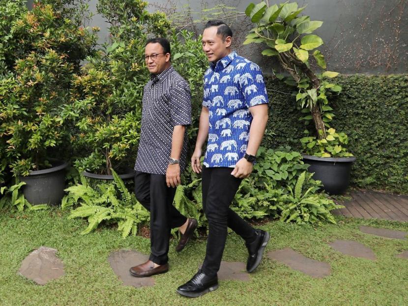Anies Baswedan bersama Ketua Umum Partai Demokrat, Agus Harimurti Yudhoyono (AHY) di sela pertemuan tim kecil Partai Nasdem, PKS, dan Partai Demokrat di kediaman Anies, Jakarta, Selasa (25/10). AHY mengaku siap menerima tugas apapun termasuk sebagai cawapres Anies 