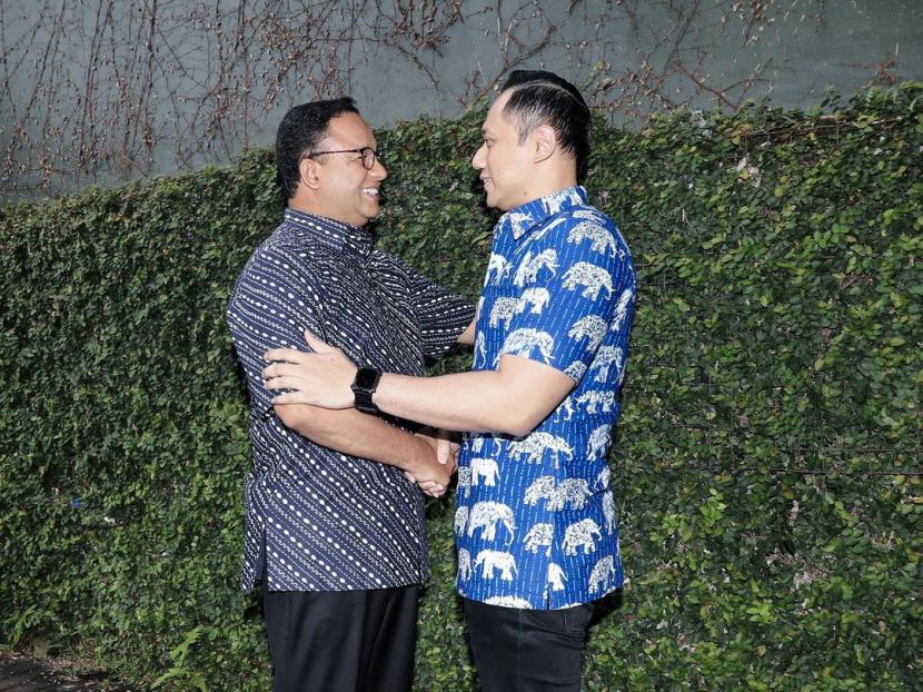 Anies Baswedan bersama Ketua Umum Partai Demokrat, Agus Harimurti Yudhoyono (AHY) di sela pertemuan tim kecil Partai Nasdem, PKS, dan Partai Demokrat di kediaman Anies, Jakarta, Selasa (25/10). 