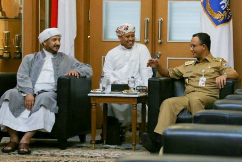 Anies Baswedan bersama Syekh Muhammad Bin Ismail Zain Al Yamani di Balai Kota DKI Jakarta, Senin lalu (22/1).
