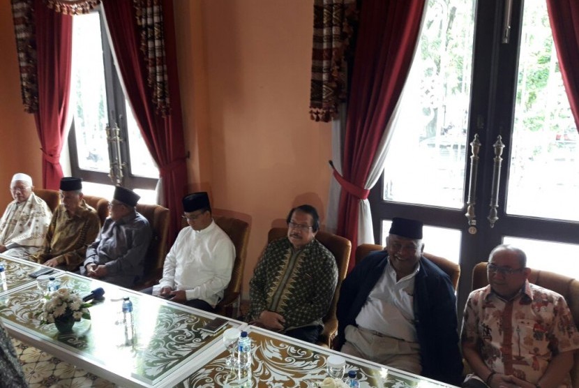 Anies Baswedan bertemu dengan sejumlah ulama dan habaib Jakarta, Kamis (23/2), di Aljazeerah Convention Hall Jakarta, Kamis (23/2)